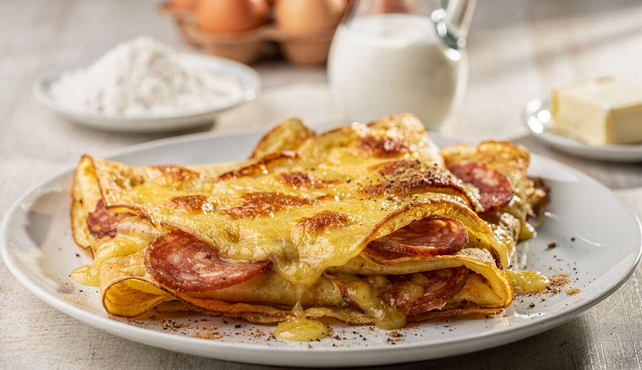 Crêpes au saucisson gratinées : recette gourmande et facile