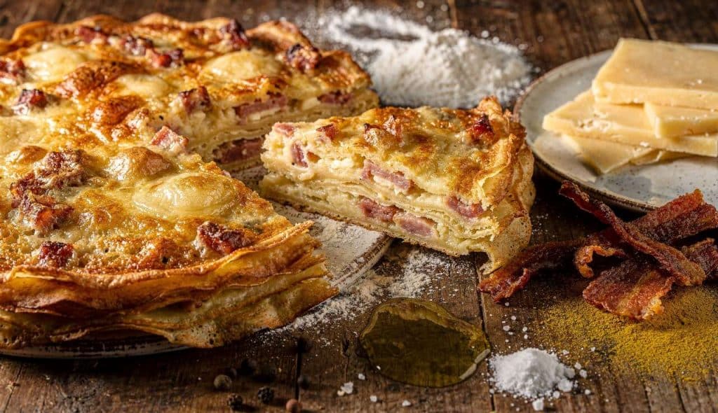 Gâteau de crêpes gratiné au chèvre et lardons : recette savoureuse