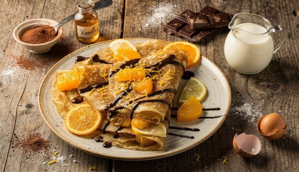 Crêpes aux agrumes et sauce chocolat : une recette gourmande