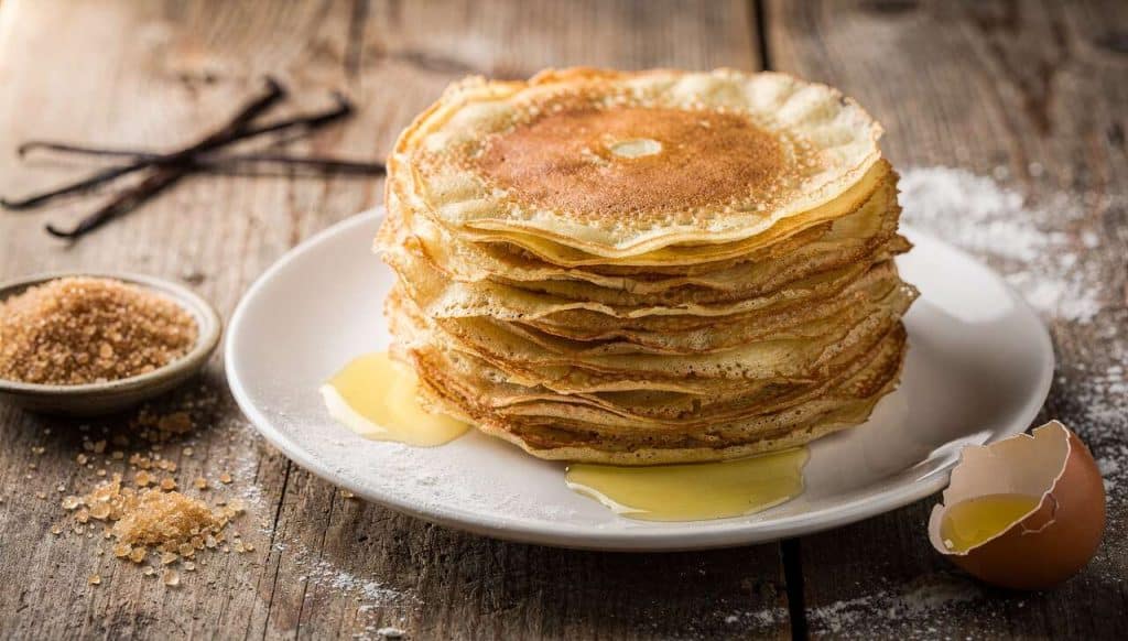 Crêpes légères au lait entier et cassonade : recette gourmande