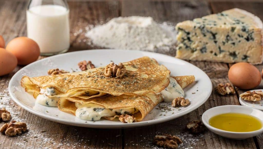 Crêpes à la crème de Roquefort : recette gourmande aux herbes et noix