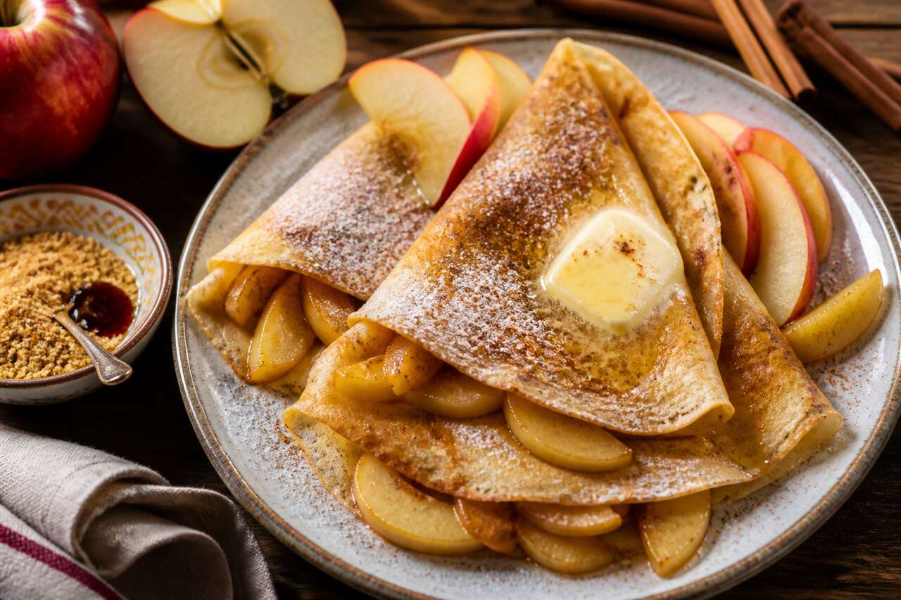 Crêpes aux pommes et à la cannelle : délice gourmand